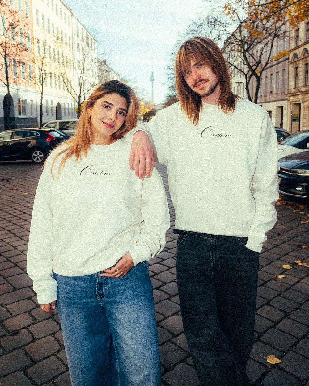 Cremeweißer Sweatshirt mit schwarzem, elegant geschwungenem Schriftzug „Crashout“ mittig auf der Brust. Der Pullover besteht aus weichem Baumwollstoff, hat einen Rundhalsausschnitt, lange Ärmel und gerippte Bündchen an Ärmeln und Saum. Die Passform ist locker und lässig.