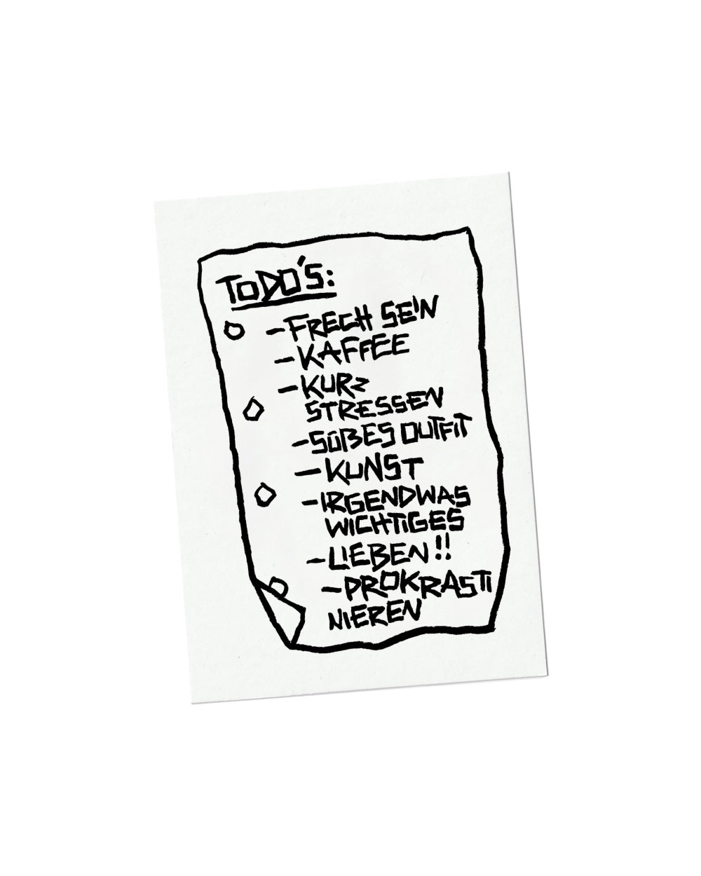 Weiße Notizzettel-Grafik mit handschriftlicher To-do-Liste in schwarzer Markeroptik auf hellem Hintergrund. Oben steht „TODO’S:“ mit Unterstreichung, darunter humorvolle Punkte wie „FRECH SEIN“, „KAFFEE“, „KURZ STRESSEN“, „SÜßES OUTFIT“, „KUNST“, „IRGENDWAS WICHTIGES“, „LIEBEN!!“ und „PROKRASTINIEREN“. Der Zettel ist unregelmäßig ausgeschnitten und leicht schief abgebildet – künstlerischer Print mit skizzenhaftem Charme.
