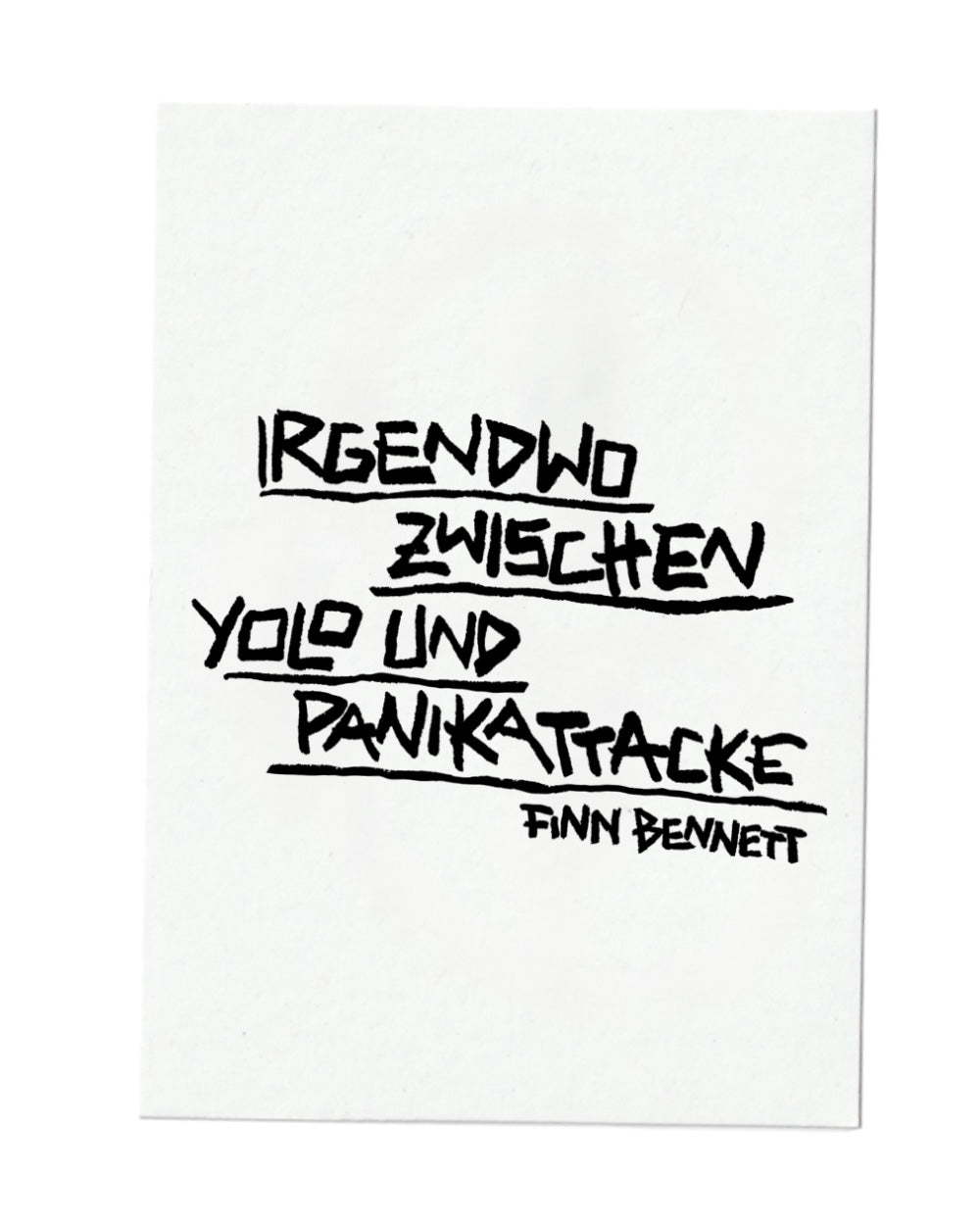 Weiße Notizzettel-Grafik mit handschriftlichem Spruch in schwarzer Markeroptik: „IRGENDWO ZWISCHEN YOLO UND PANIKATTACKE“ – darunter der Name „FINN BENNETT“. Die Zeilen sind betont und schwungvoll unterstrichen, die Schrift wirkt ausdrucksstark und leicht unregelmäßig. Minimalistischer Print mit humorvoll-nachdenklicher Botschaft im handgezeichneten Stil.