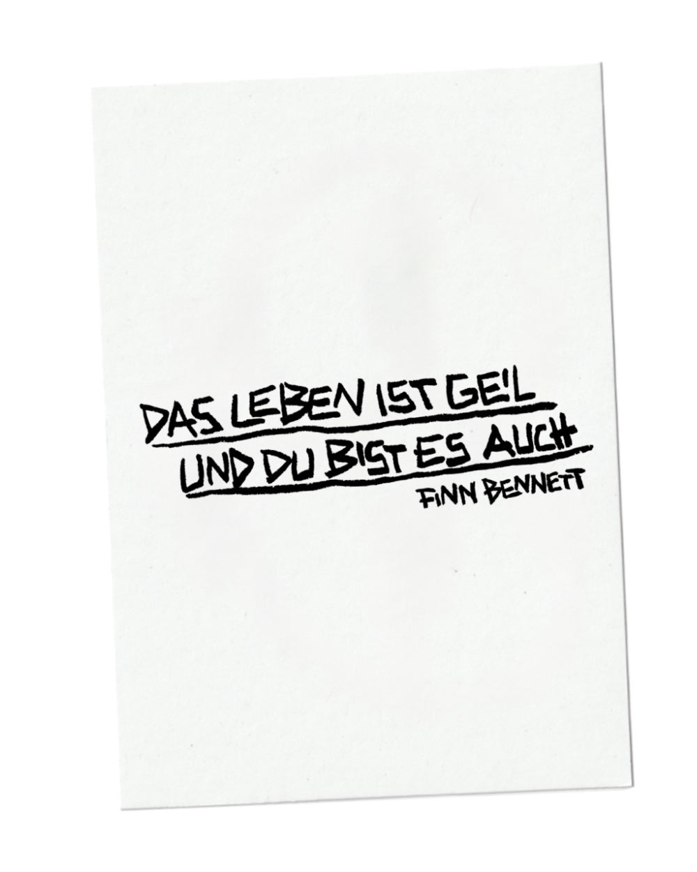 Weiße Notizzettel-Grafik mit handschriftlichem Spruch in schwarzer Markeroptik: „DAS LEBEN IST GEIL UND DU BIST ES AUCH“ – ergänzt durch die Signatur „FINN BENNETT“. Die Schrift ist fett, lebendig und unterstrichen, mit leicht schrägem, handgemachtem Charakter. Minimalistischer Print mit positiver, humorvoller Botschaft und künstlerischem Charme.