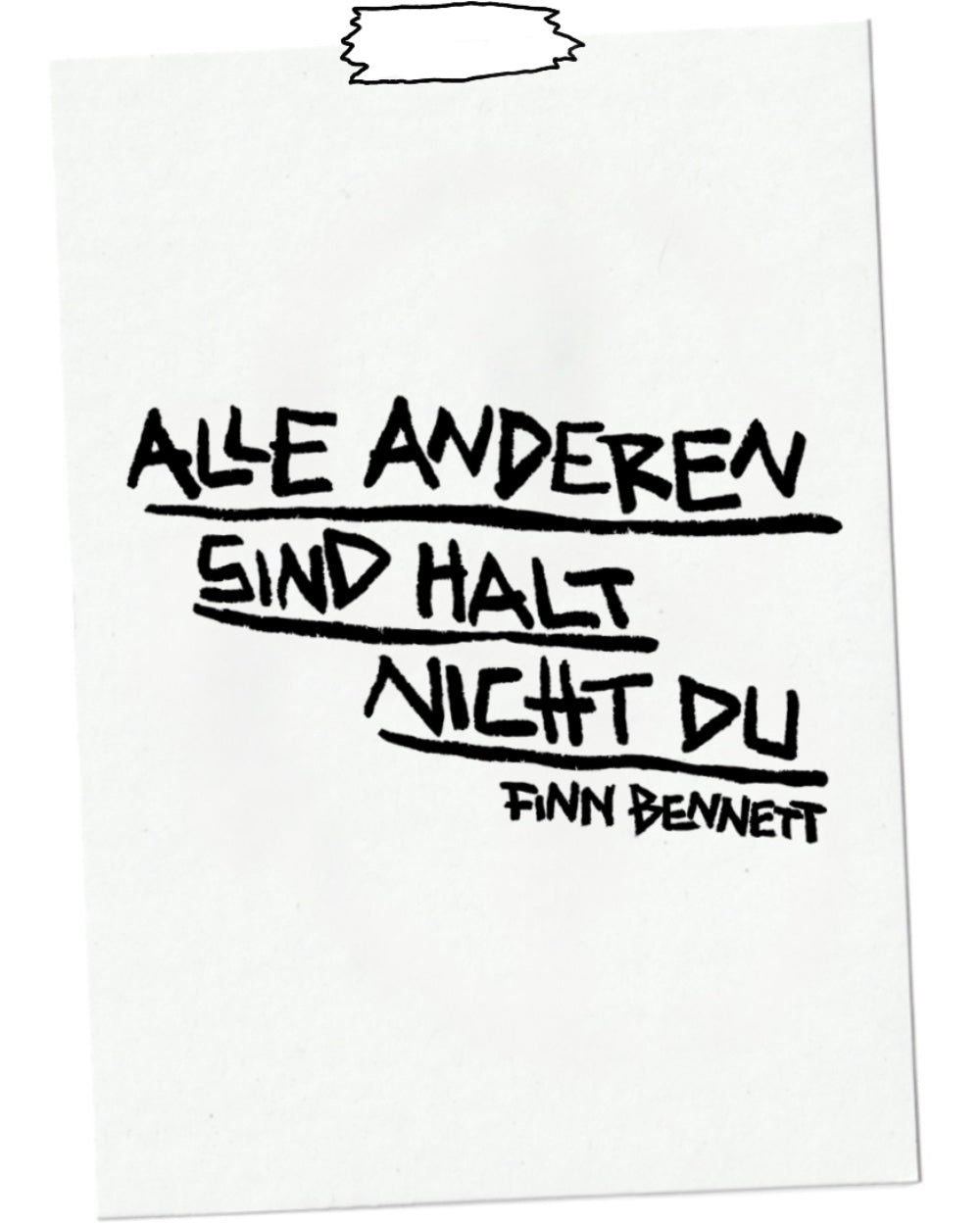 Weiße Notizzettel-Grafik mit handschriftlichem Spruch in schwarzer Markeroptik: „ALLE ANDEREN SIND HALT NICHT DU“ – darunter kleiner der Name „FINN BENNETT“. Die Zeilen sind leicht versetzt angeordnet und teilweise unterstrichen. Oben ist ein Stück unregelmäßig gerissenes Klebeband angedeutet. Minimalistischer, künstlerischer Print im handschriftlichen Stil mit persönlicher Botschaft.