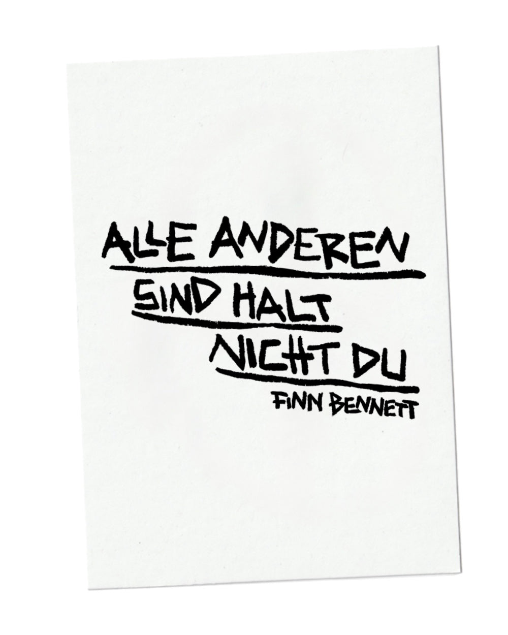 Weiße Notizzettel-Grafik mit handschriftlichem Schriftzug in schwarzer Markeroptik: „ALLE ANDEREN SIND HALT NICHT DU“ – signiert mit „FINN BENNETT“. Die Textzeilen sind teilweise unterstrichen und leicht schräg gesetzt, was dem Motiv eine spontane, persönliche Wirkung verleiht. Minimalistischer Print mit emotionaler Botschaft in künstlerischer Handschrift.