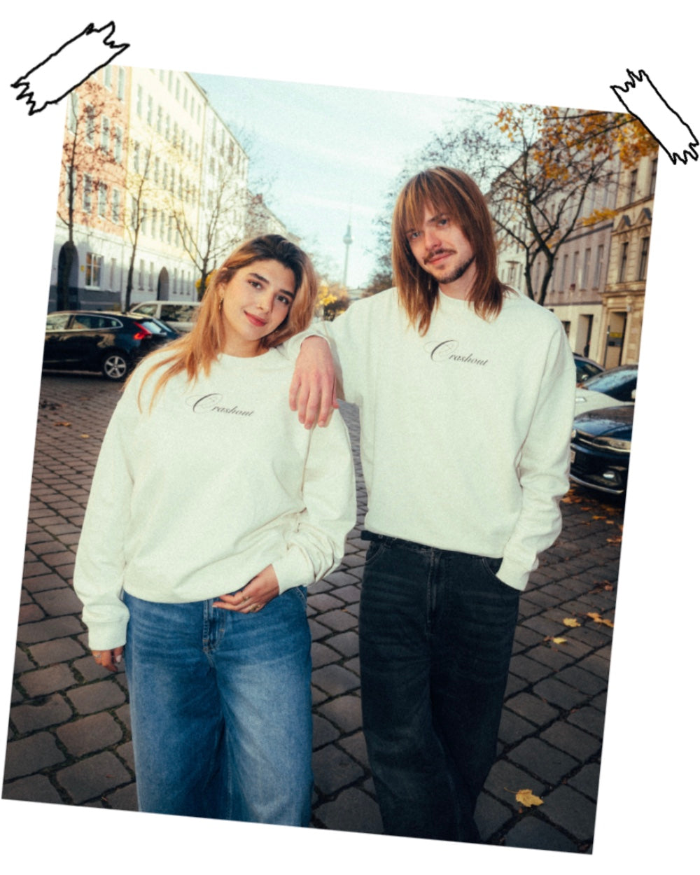 Cremeweißer Sweatshirt aus weichem Baumwollstoff mit geripptem Rundhalsausschnitt, Bündchen und Saum. Auf der Brust befindet sich der gestickte Schriftzug „Crashout“ in feiner, kursiver Schrift. Das Sweatshirt hat eine lockere Passform und lange Ärmel.