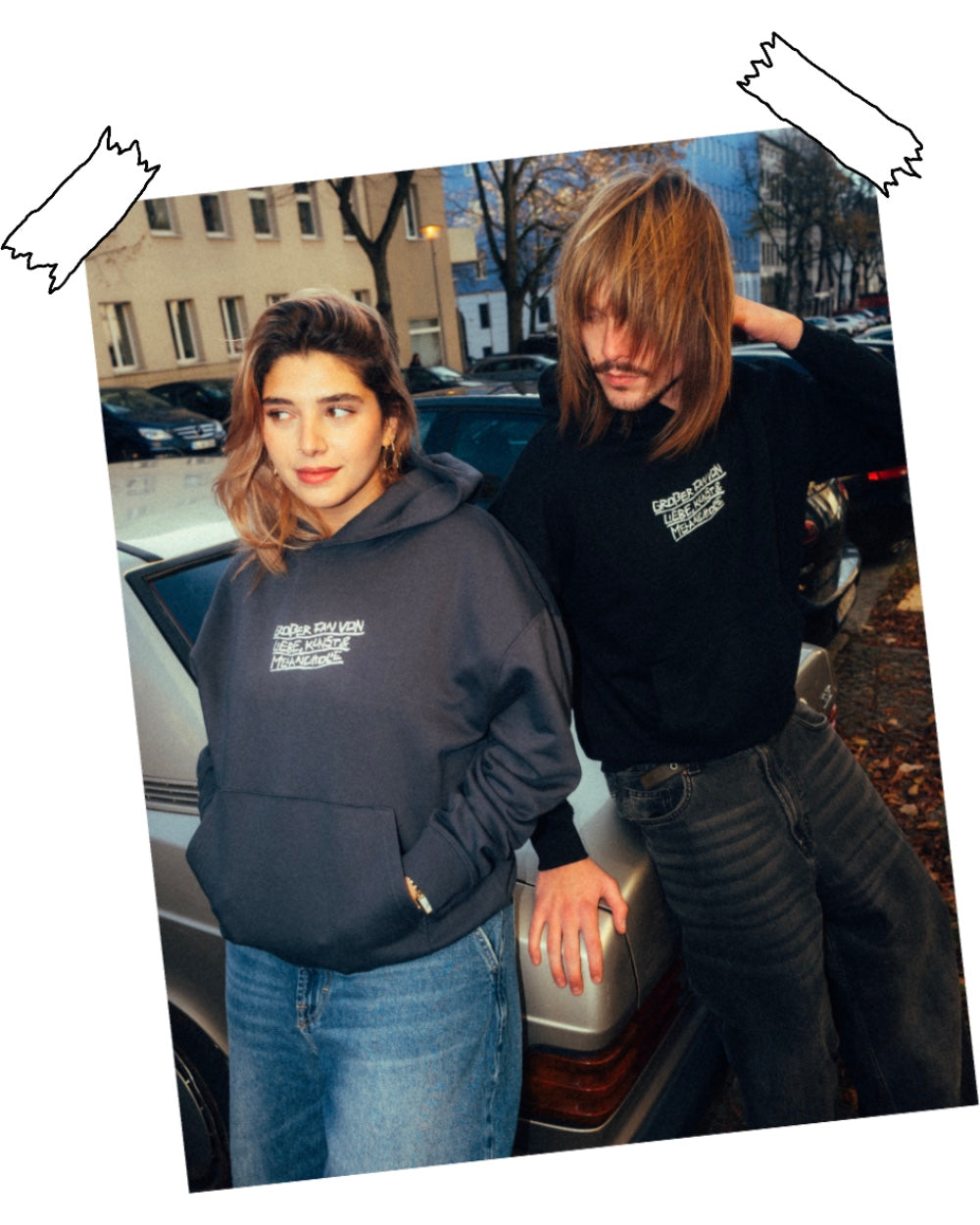 Schwarzer Kapuzenpullover aus Baumwollmischung mit weißem Frontprint. Der mittig platzierte Schriftzug in handschriftlicher Typografie lautet: „GRÖßER FAN VON LIEBE, KÜSSTEN UND MENSCHEN“. Der Hoodie hat eine Kängurutasche, eine große Kapuze und eine locker geschnittene Passform.